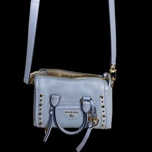MICHEAL KORS CROSSBODY BAG.